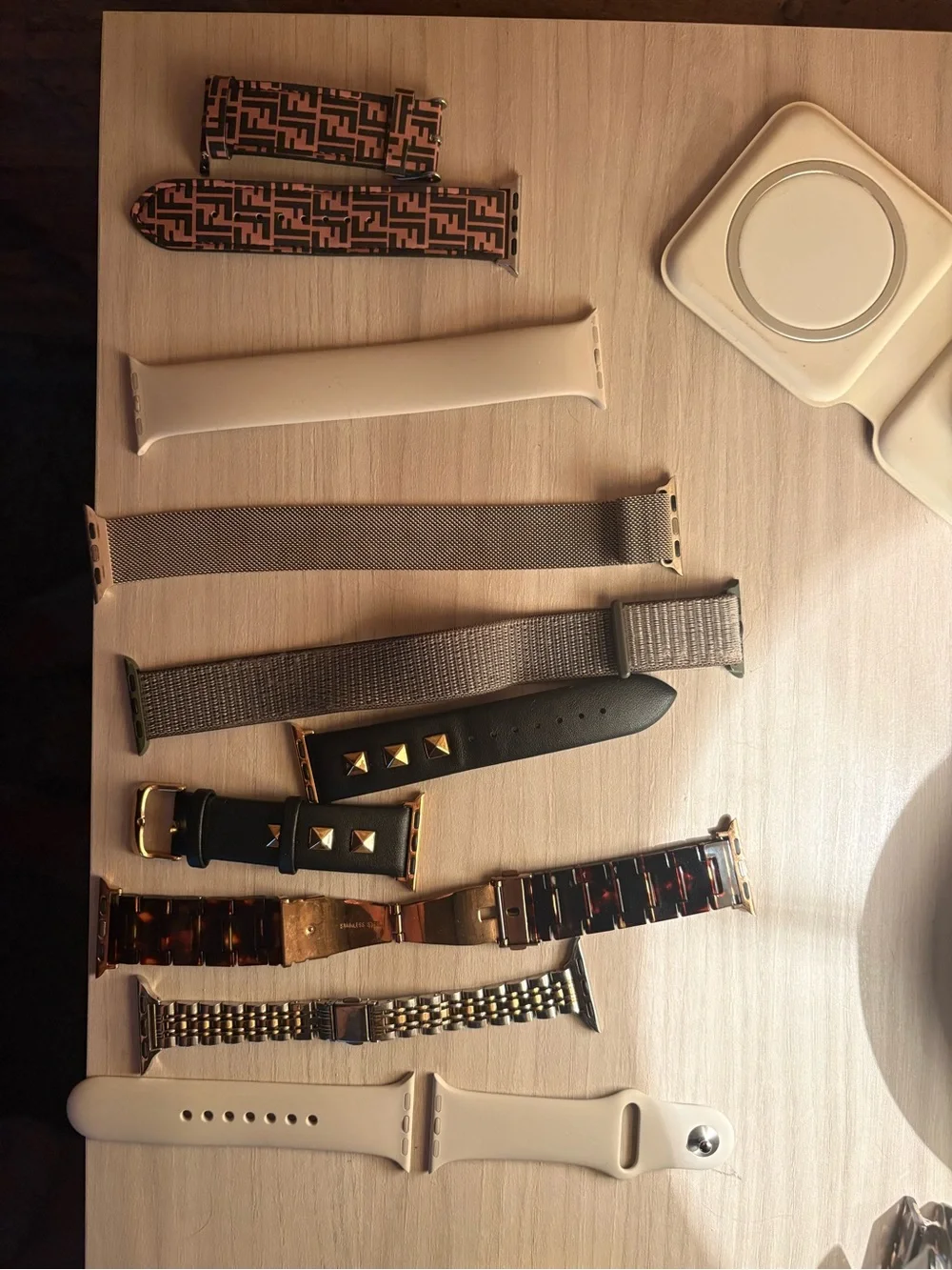 Apple Watch Series 8 41 MM aluminum starlight with straps and charger